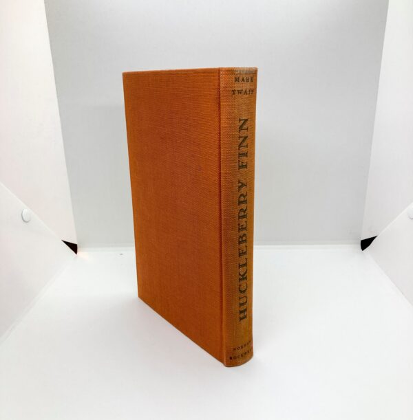 Mark Twain "The Adventures of Huckleberry Finn" c.1940 Cloth-wrapped vintage book Illustrated by Norman Rockwell Color and black and white - Image 3