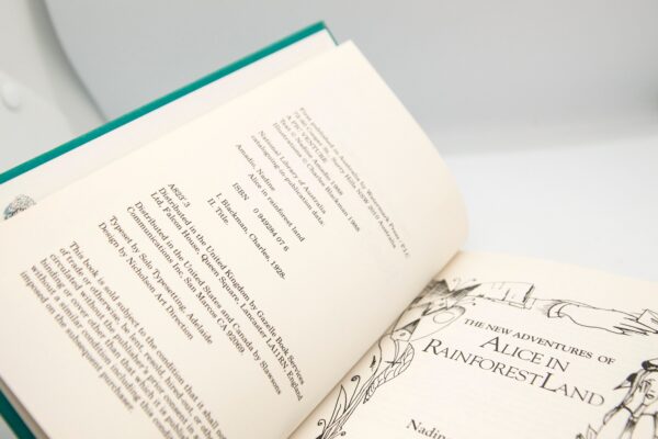 The New Adventures of Alice in Rainforest Land 1988 First edition vintage hardcover The White Rabbit and the Cheshire Cat are back! - Image 6