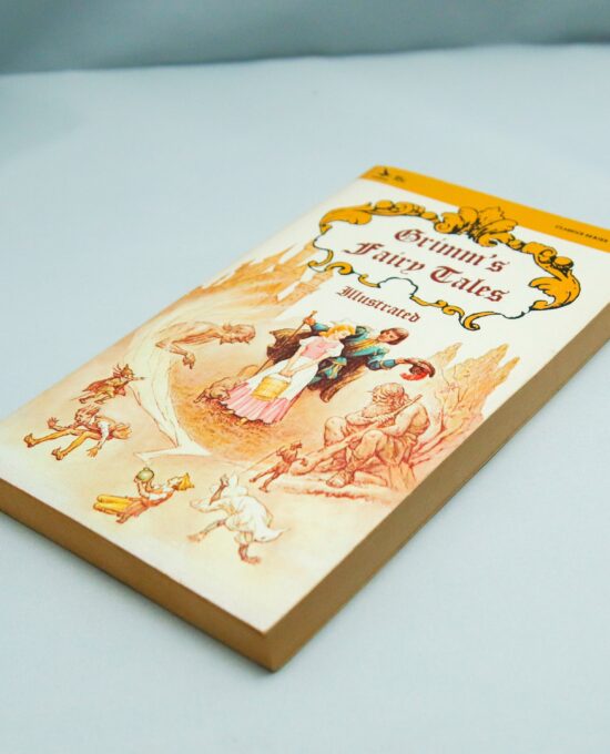c.1968 “Grimm’s Fairy Tales” Vintage paperback Amazingly pristine Black and white illustrations