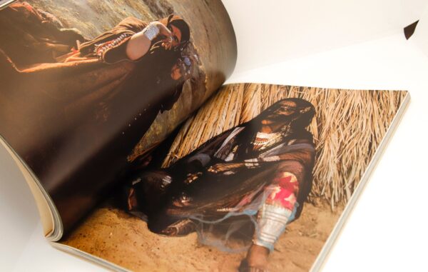 Eve Arnold "The Unretouched Woman" 1976 First edition paperback photography book Full-color & black and white photographs - Image 9