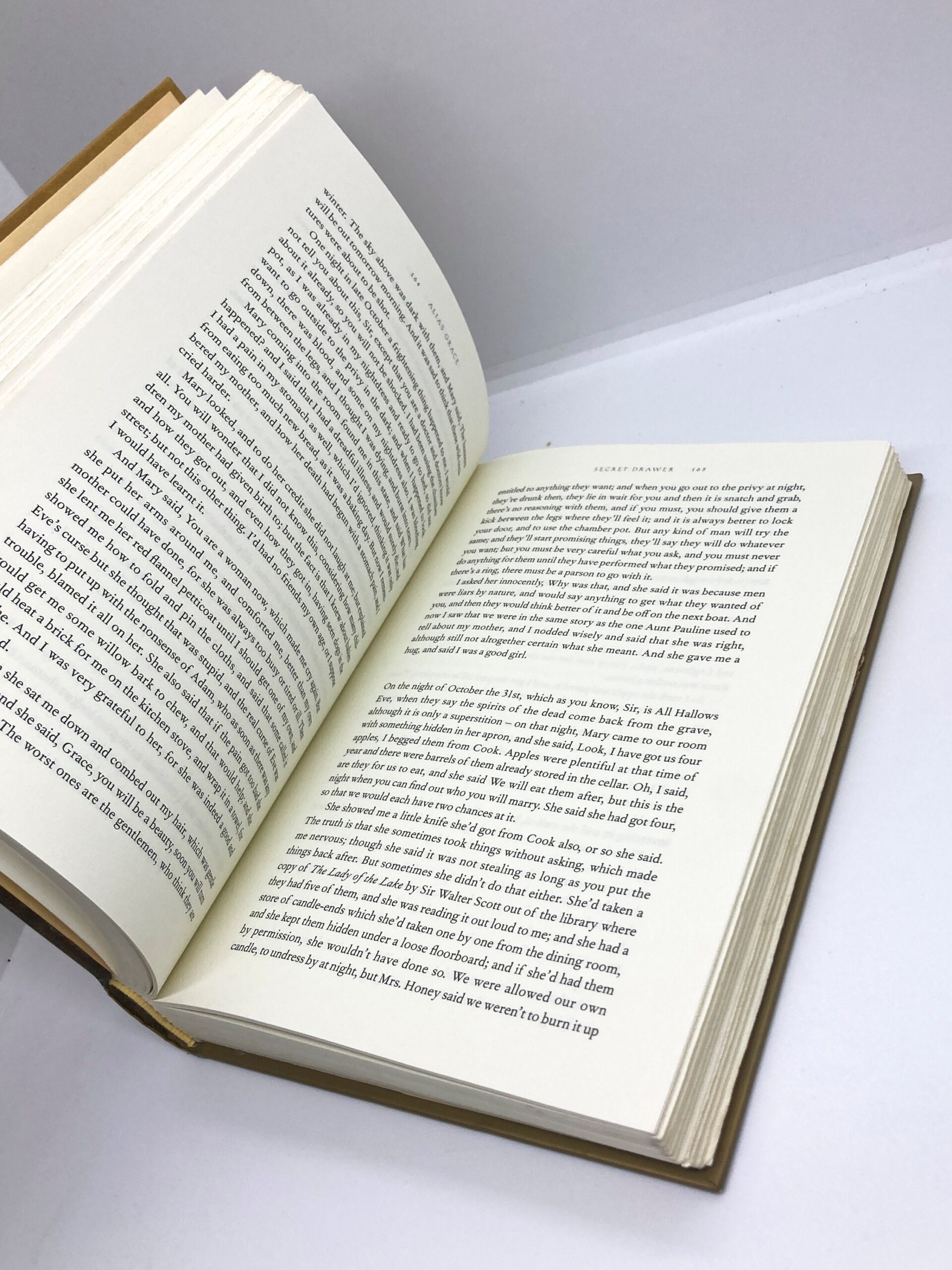 Margaret Atwood Signed 1st Edition "Alias Grace" Vintage hardcover 1996 - Image 8