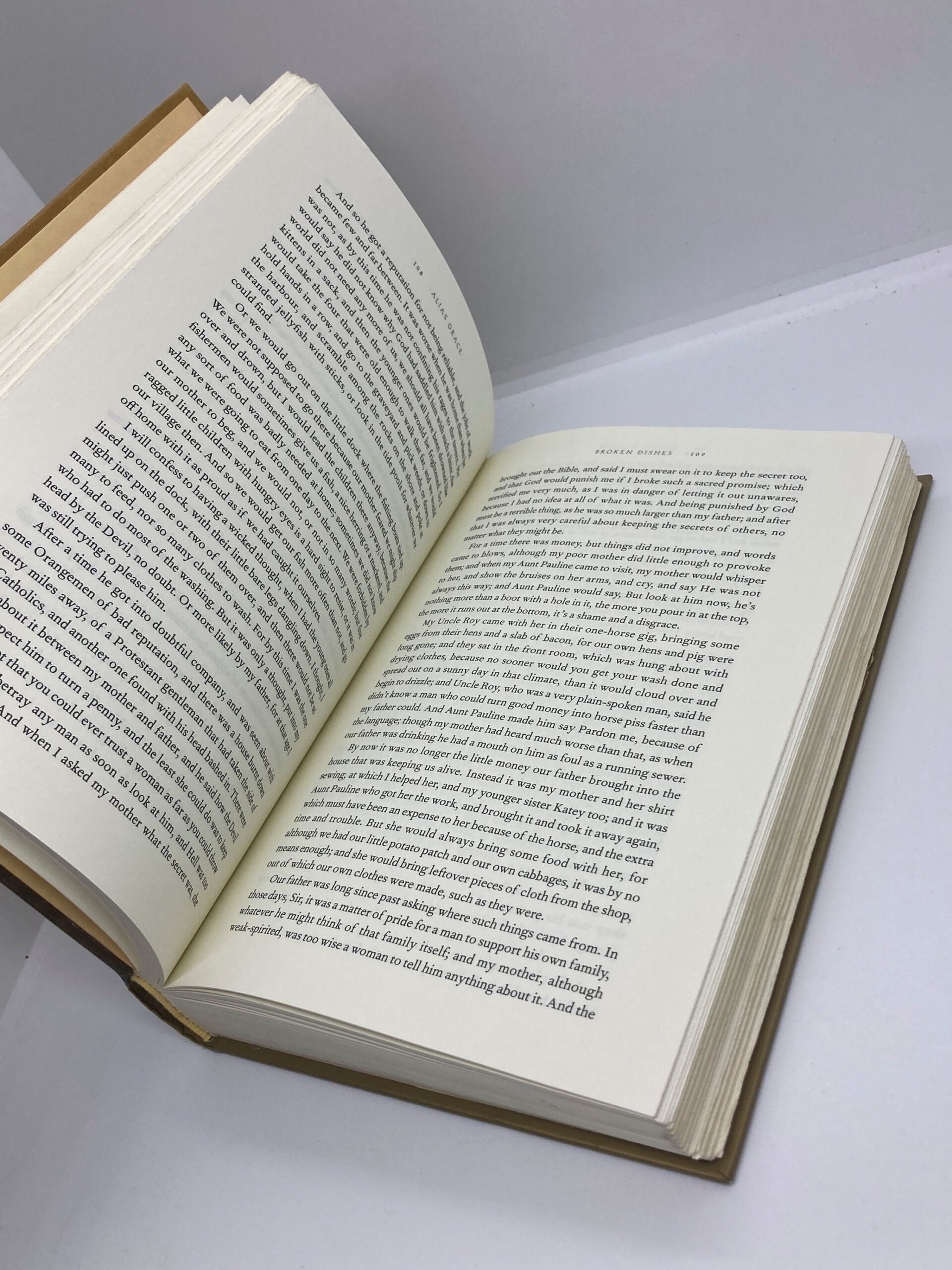 Margaret Atwood Signed 1st Edition "Alias Grace" Vintage hardcover 1996 - Image 9