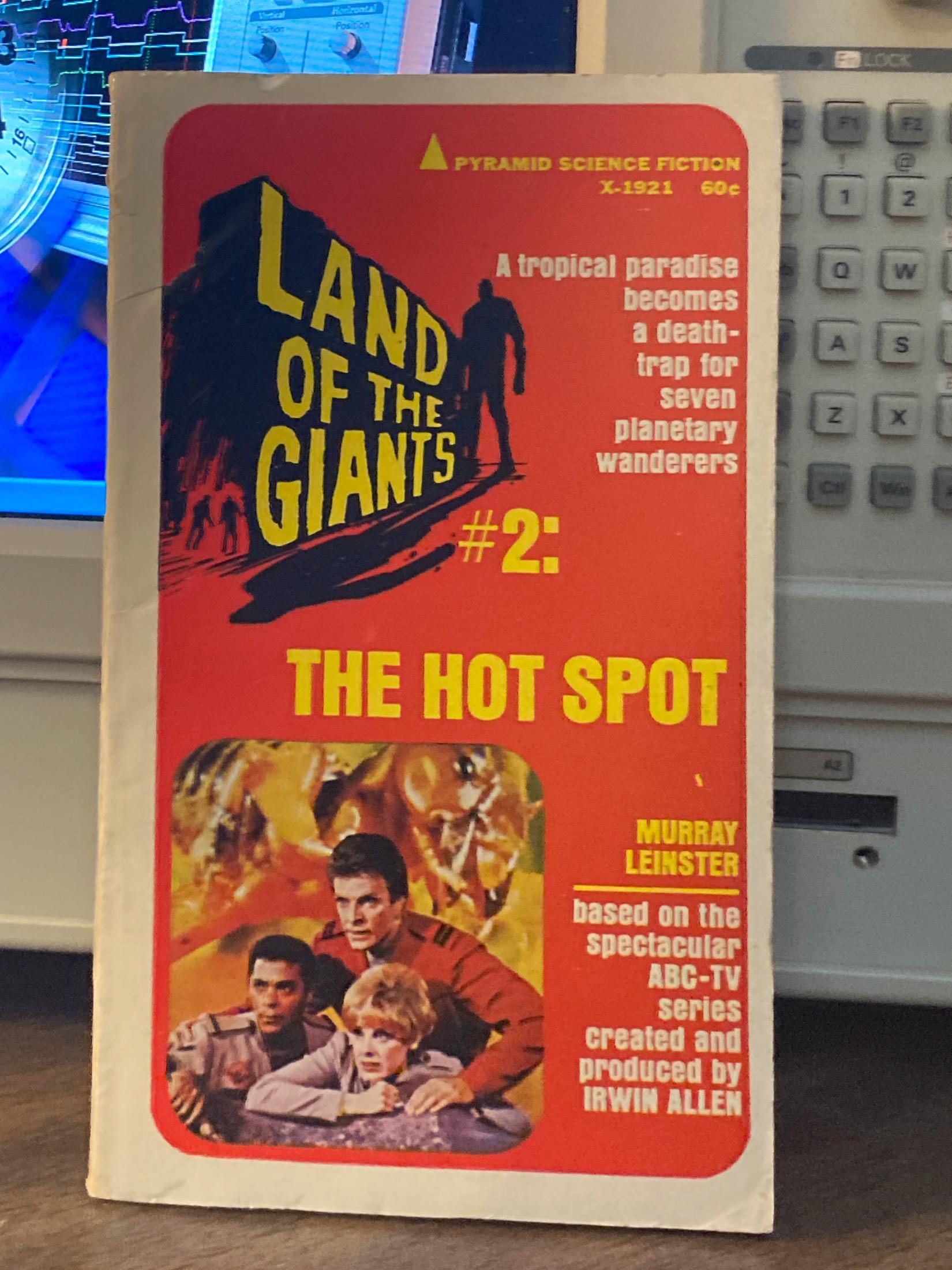 Land of the Giants "The Hot Spot" Murray Leinster 1969 First edition vintage paperback