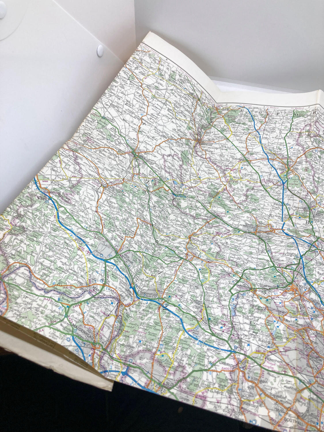 Vintage roadmap "AZ 35 Miles Around London" Color Single-sided 32 panels fold-out 1970s (?)