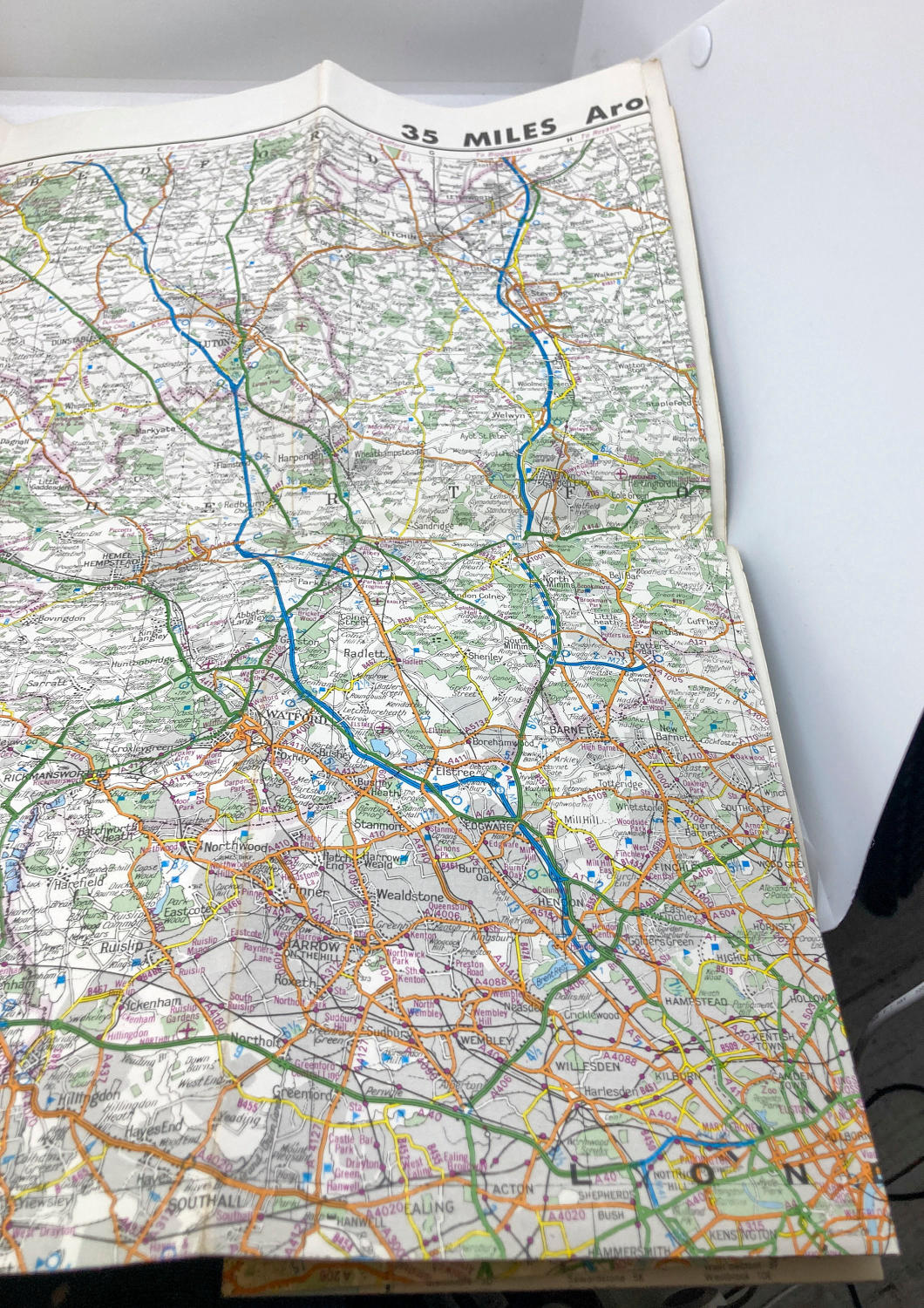 Vintage roadmap "AZ 35 Miles Around London" Color Single-sided 32 panels fold-out 1970s (?) - Image 2