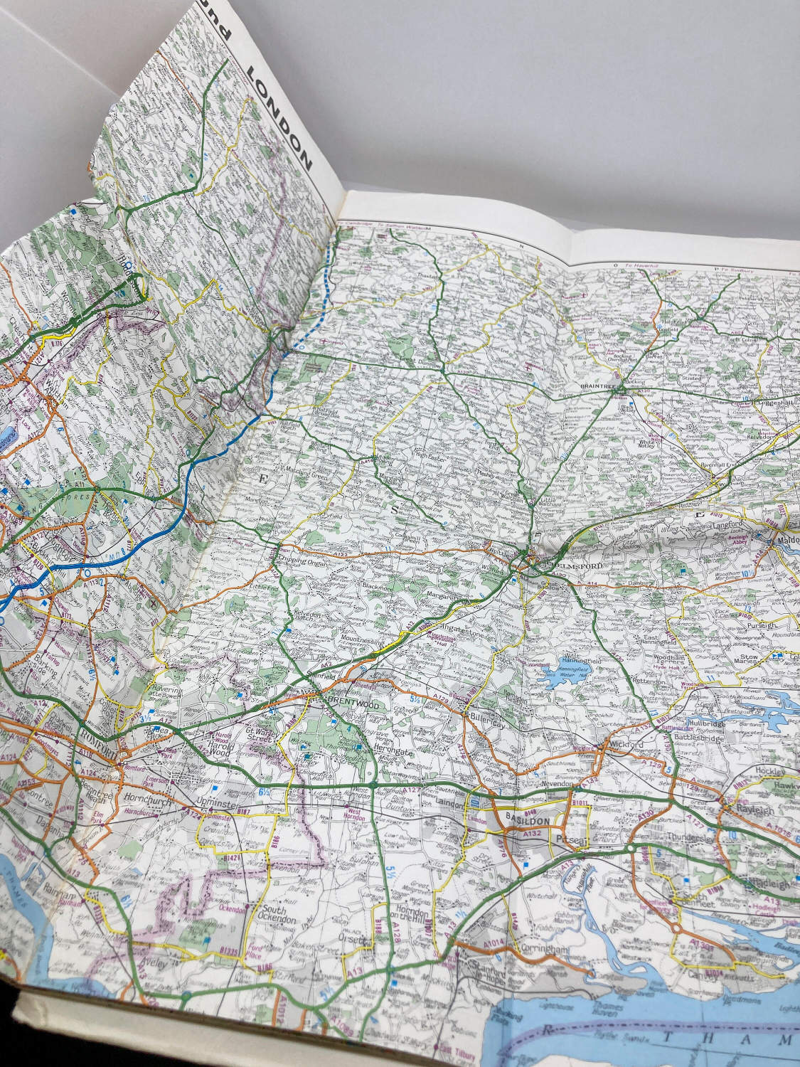 Vintage roadmap "AZ 35 Miles Around London" Color Single-sided 32 panels fold-out 1970s (?) - Image 4