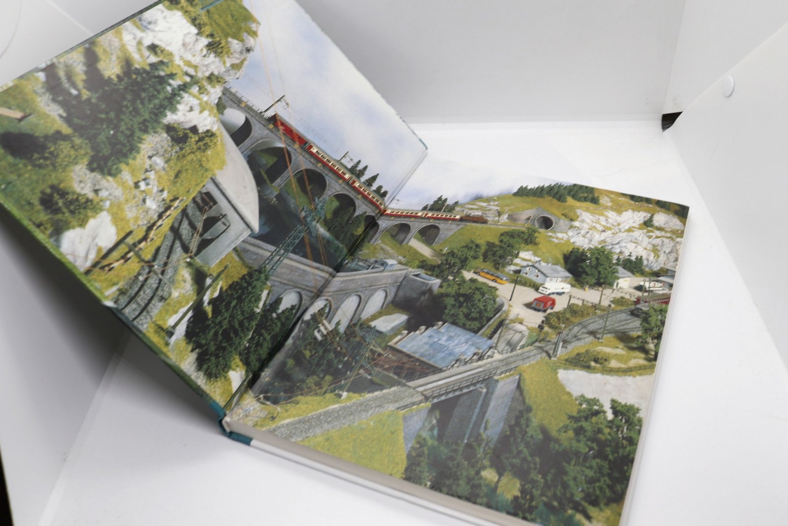 Meisterschule Modellbahnbau: Vorbildtreue Gestaltung von Bahn und Landschaft - Hudson Fine Books
