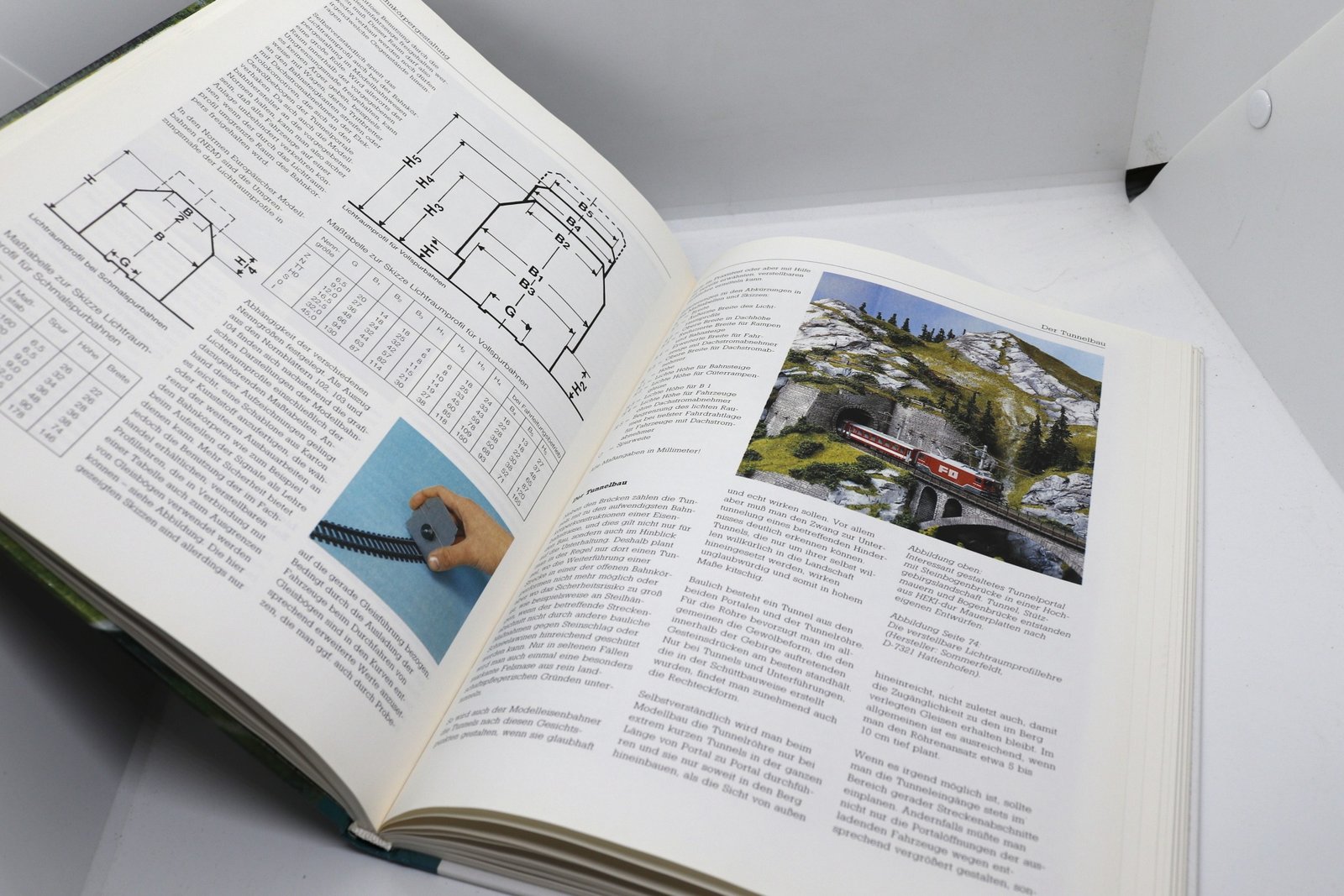 Meisterschule Modellbahnbau: Vorbildtreue Gestaltung von Bahn und Landschaft - Hudson Fine Books